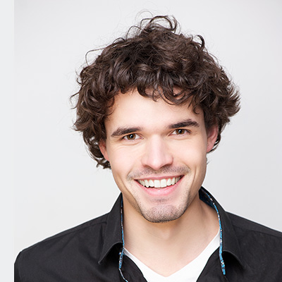 Homme avec cheveux bouclés avec un complément capillaire